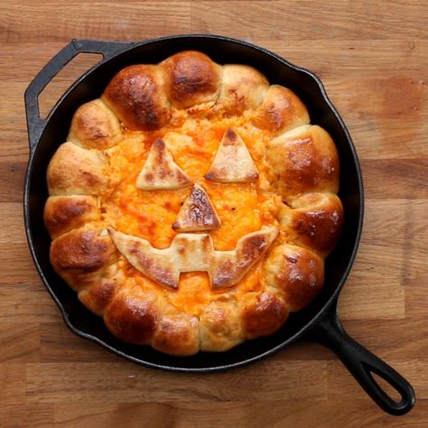 Buffalo Chicken Skillet, Easy Halloween Food Appetizers, Skillet Dip, Halloween Appetizers Easy, Recipes Halloween, Halloween Food Appetizers, Chicken Skillet, Spooky Food, Easy Halloween Food