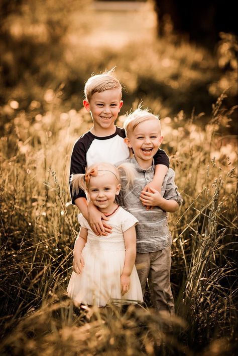 Brothers And Sister Photoshoot, Siblings Photo Shoot Ideas, Family Sibling Pictures, Sibling Photo Shoots Outdoor, Fall Family Of 5 Photoshoot Ideas, Sister And Brothers Pictures, Poses For Siblings Photoshoot, Siblings Family Photos, Siblings Outdoor Photoshoot