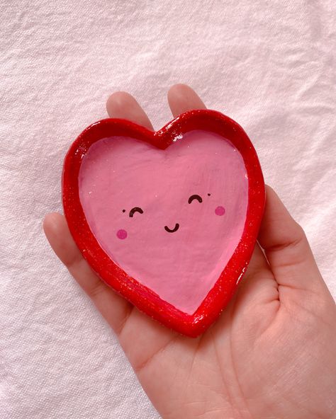 Heart Trinket Dish Clay, Clay Crafts Heart, Air Dry Clay Valentines Projects, Heart Clay Ideas, Clay Heart Ideas, Heart Clay Art, Clay Art Heart, Heart Clay Tray, Clay Tray Ideas