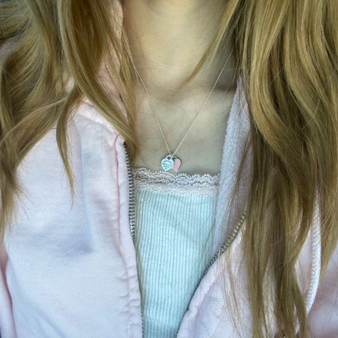 Pink Tiffany Necklace, Tiffany Necklace Aesthetic, Pink Academia, Pink Heart Necklace, Tiffany Rose, Tiffany And Co Jewelry, Necklace Outfit, Tiffany Necklace, Jewelry Essentials