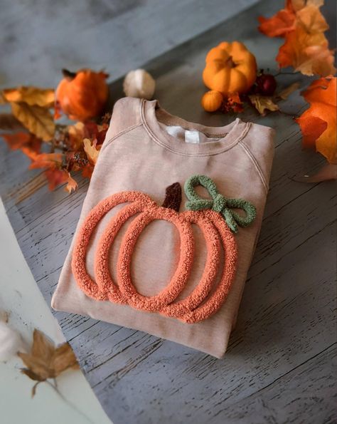 Quilted Pumpkin Sweatshirt, Chenille Yarn Sweatshirt Diy, Store Sweatshirts, Embroidery Fall, Bow Sweatshirt, Gifts For Tech Lovers, Social Worker Gifts, Thanksgiving Sweatshirt, Color Sweatshirt