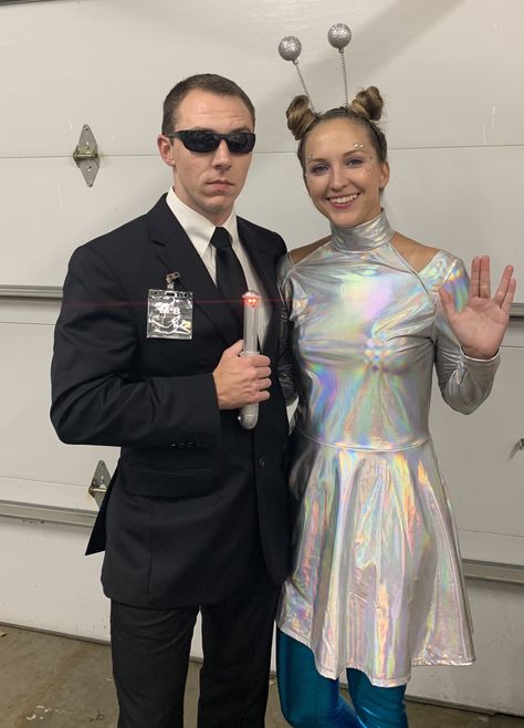 Couples Halloween costume idea. Men in Black Agent and an Alien. Diy Alien Costume, Alien Costume Women, Men In Black Costume, Karneval Diy, Alien Halloween Costume, Futuristic Costume, Space Costumes, Black Halloween Costumes, Alien Halloween