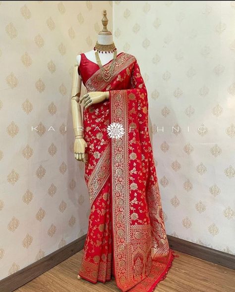 Simple Sari, Cocktail Sarees, Red Saree Wedding, Gorgeous Saree, New Dress Pattern, Wedding Reception Party, Sabyasachi Bride, Simple Saree Designs, Indian Sari Dress