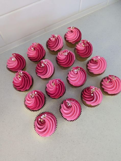 Fuschia Cupcakes, Pink And Black Cupcakes, Hot Pink Cupcakes, Black Cupcakes, Birthday Things, 30th Bday, Unicorn Cupcakes, Pink Cupcakes, Bakery Cakes