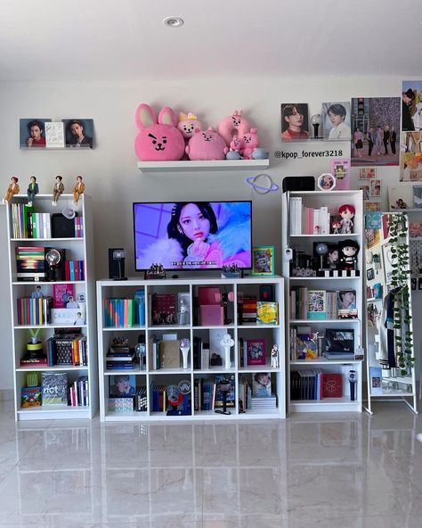 Kpop Album Bookshelf, Kpop Display Ideas, K Pop Bedroom Ideas, Album Shelf, Kpop Albums Shelf, Bts Room, Army Room Decor, Kpop Room, Army Room