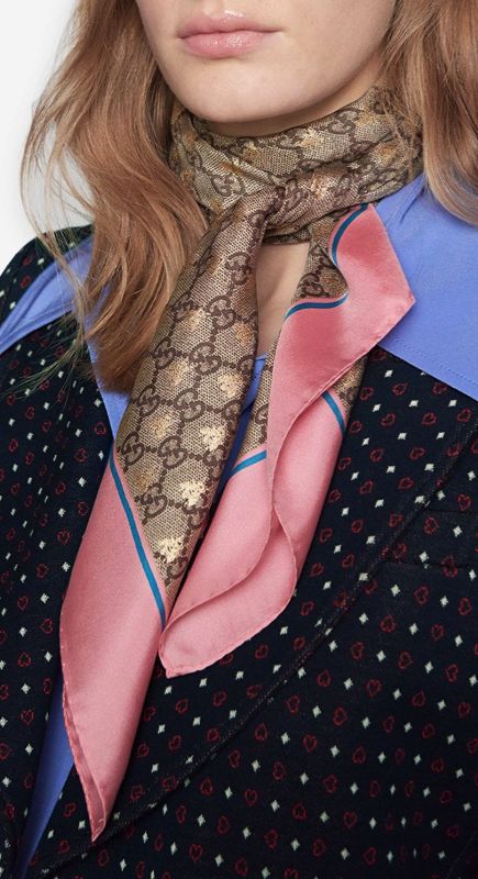 Gucci Scarf Outfit, Pattern Scarf Silk, Big Blonde Hair, Scarf Organization, Scarf Knots, Gucci Scarf, Head Scarf Styles, Scarf Outfit, Diy Scarf