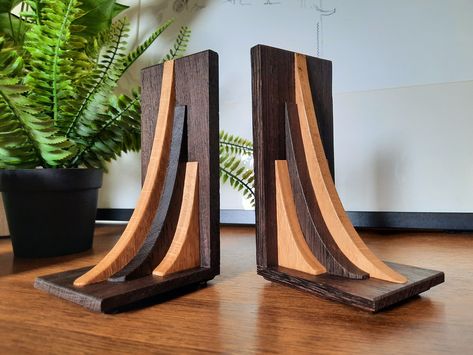 Small Woodworking Projects Woodwork For Beginners, Steampunk Woodworking, Art Deco Bookshelf, Bookends Diy, Bookends Wood, Undercut Design, Headphones Stand, Quick Woodworking Projects, Osmo Oil