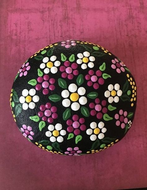 Mandala Painted Rocks, Diy Rock Art, Mandala Rock Art, Art Pierre, Stone Art Painting, Painted Rocks Craft, Painted Rocks Diy, Rock Painting Ideas Easy, Rock Painting Patterns