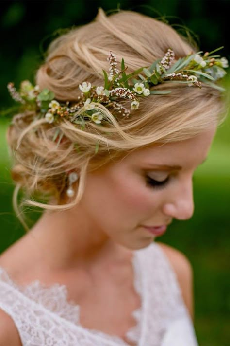 Hairstyles With Flower Crown, Traditional Veil, Hairstyles Lob, Glamorous Wedding Hair, Flower Crown Bride, Floral Crown Wedding, Flower Crown Hairstyle, Romantic Wedding Hair, Romantic Hairstyles