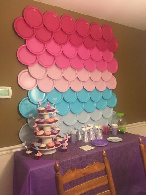 Paper Plates Backdrop Ideas, Paper Plate Backdrop Diy, Paper Plate Decoration Ideas, Paper Plate Backdrop, Mermaid Birthday Party Ideas Diy, Mermaid Party Decorations Ideas, Diy Mermaid Birthday Party, Birthday Party Paper Decorations, 4de Verjaardag