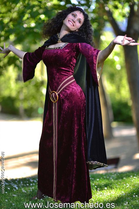 Mother Gothel Cosplay, Tangled Mother Gothel, Mother Gothel, Rapunzel Cosplay, Costume Carnaval, Villain Costumes, Disney Cosplay, Cosplay Tips, Cosplay Characters