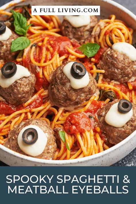 Halloween Food Spagetti, Halloween Party Soup Ideas, Spaghetti And Eyeballs Recipe, Halloween Dinner Main Course, Eyeball Pasta Halloween, Halloween Themed Italian Food, Spagetti Halloween, Meatball Halloween Food, Meatball Eyeballs Halloween