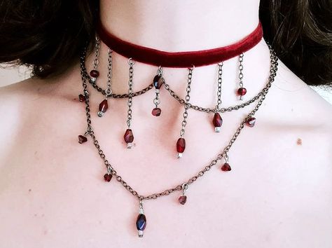 The vampire choker is made of velvet ribbon and crystal beads. The size of the choker allows a variation of 4 cm due to the clasp.😈 Vampire Choker, Diy Choker Necklace, Vampire Necklace, Vampire Jewelry, Vampire Gothic, Diy Choker, Vampire Clothes, Red Gothic, Velvet Choker Necklaces