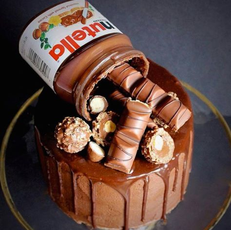 Amazing Facts About Nutella 7 Rich & Creamy Things You Didn't Know About Nutella Nutella Birthday Cake, Twix Cake, Cake With Chocolate Ganache, Nutella Jar, Nutella Cake, Amazing Food Art, Nutella Recipes, Chocolate Nutella, Chocolate Assortment