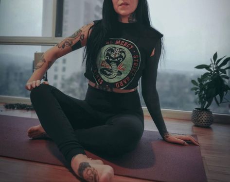 Goth Yoga Outfit, Goth Athleisure Outfits, Goth Yoga Aesthetic, Goth Leggings Outfit, Goth Workout Outfits, Alt Gym Outfits, Goth Athleisure, Alt Girl Style, Black Leggings Outfit Winter