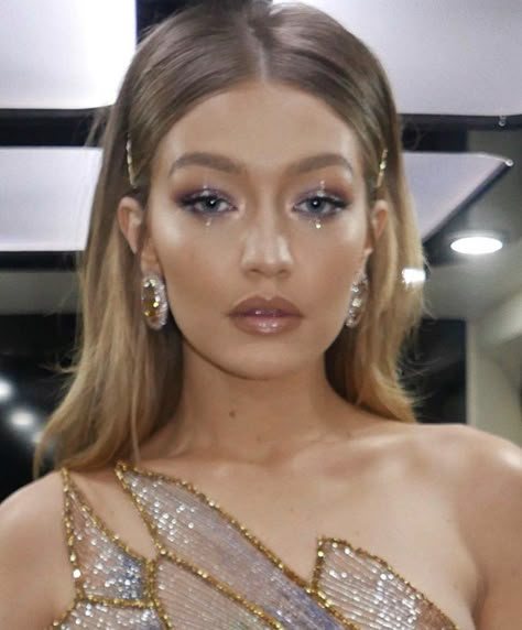 rachel on Twitter: "i recreated gigi hadids 2018 met gala look🥺🥺… " Versace Style, Celebrity Makeup Looks, Summer Makeup Looks, Peinados Faciles, Celebrity Makeup, Makati, Prom Makeup, Summer Makeup, Gigi Hadid