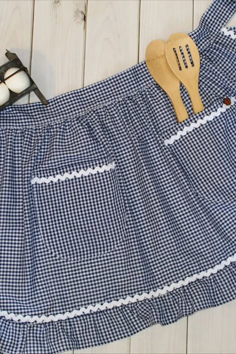 Apron With Ruffles, Plus Size Apron, Sewing Crafts Ideas, Ruffle Apron, Apron Vintage, Handmade Aprons, Kitchen Textiles, Navy Gingham, Half Apron