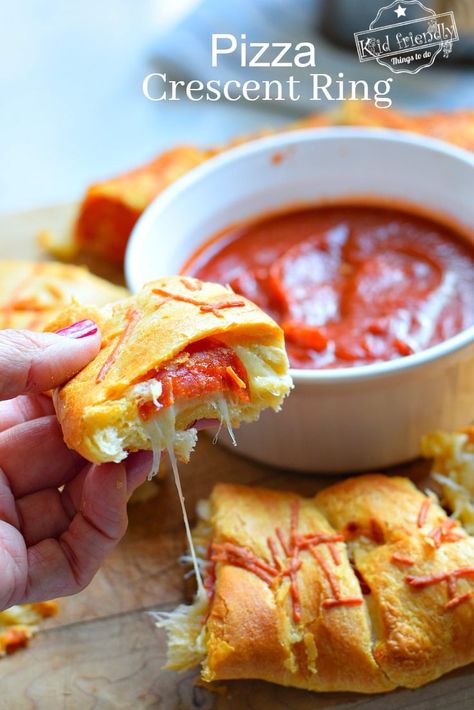 Easy and delicious Pizza Ring that is a snap to make. The perfect appetizer for parties, game day or family dinner. Only 3 ingredients! www.kidfriendlythingstodo.com #pizza #ring #crescent #appetizer #dinner #family #meal #easy Recipe With Biscuits, Crescent Rings, Entertaining Meals, Stuffed Pastry, Pillsbury Crescent Roll Recipes, Crescent Roll Recipes Dinner, Pizza Ring, Appetizer Dinner, Easy Suppers