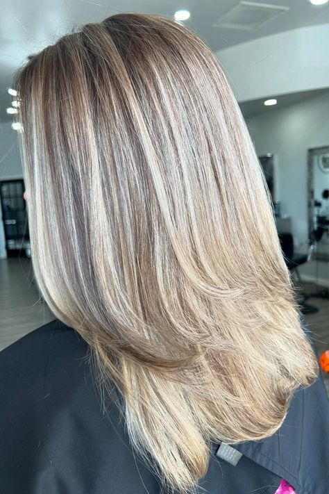 Woman with icy platinum highlights. Hiding Grey Hair With Highlights, Hiding Grey Hair, Hiding Gray Hair, Grey Hair With Highlights, Hide Grey Hair, Beauty Challenge, Ashy Balayage, Beige Blonde Balayage, Blond Color