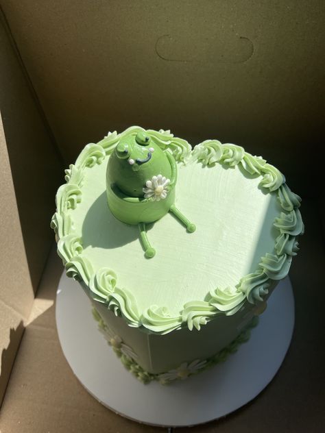 cute green heart birthday frog cake Heart Cake Designs, Vintage Cake Decorating, Green Birthday Cakes, Vintage Heart Cake, Cakes Simple, Frog Cake, Green Birthday, Simple Birthday, Simple Birthday Cake