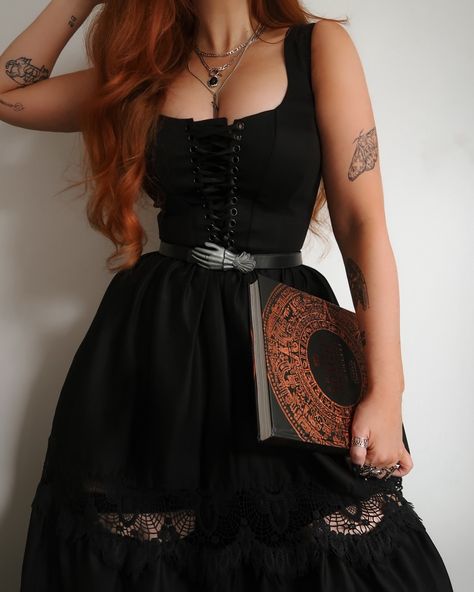 Witchy Academia Outfit, History Of Witches, Regular Outfits, Witchy Dress, Witchy Outfits, Ren Faire Outfits, Outfit Inso, Witch Dress, Corset Fashion