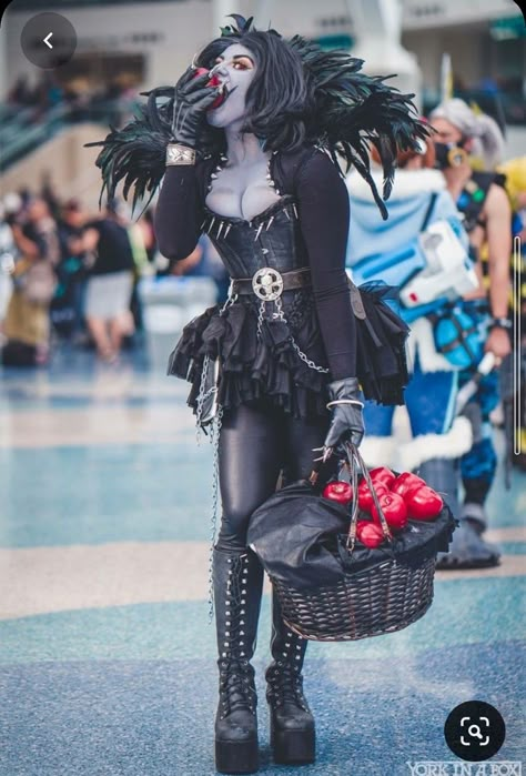 Woman Cosplay Ideas, Cool Cosplays, Halloween Cosplay Ideas, Ryuk Cosplay, Female Anime Cosplay Ideas, Characters To Cosplay, Scary Cosplay, Horror Cosplay, Cool Cosplay