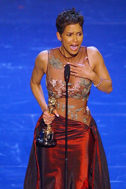 Academy Awards Oscar Moments Best | 2002: Halle Berry cries hysterically after accepting an Oscar for Best ... Halle Berry Oscar, Celebrity Baby Pictures, Hattie Mcdaniel, Film Cult, Best Actor Oscar, Best Actress Oscar, Us Actress, Adrien Brody, Best Actress Award