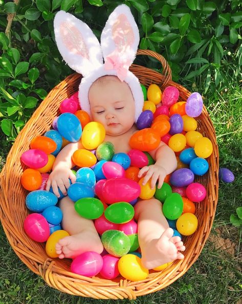 Baby Holiday Pictures, Holiday Baby Pictures, Ladybug Ideas, Baby Easter Pictures, First Easter Basket, Easter Baby Photos, Baby Holiday Photos, Nanny Life, Baby Easter Basket