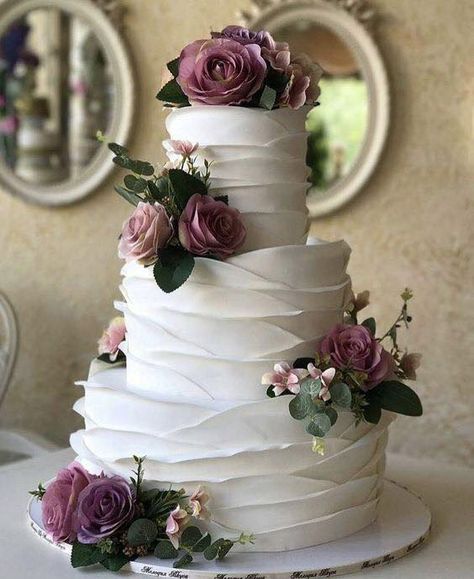 Burgundy And Rose Gold Decorations, Bougie Bridal Shower Ideas, Burgundy Blush And Gold Wedding Cake, Rose Gold Wedding Cake Ideas, Beautiful Wedding Cakes Romantic, Wedding Cake Without Flowers, Romantic Wedding Cake Vintage, Wedding Cakes With Fruit, Elegant Wedding Cakes Romantic