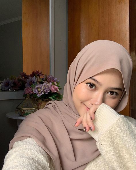 Pose Selfie Hijab, Selfie Ideas Hijab, Hijab Selfie, Selfie Hijab, Muslim Outfit, Simple Hijab Tutorial, Ootd Poses, Muslim Style, Muslimah Aesthetic