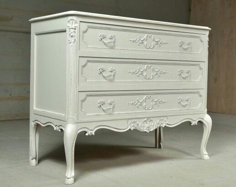 French chest of drawers pretty detail Bedroom Chest Of Drawers Styling, Chest Of Drawers Styling, French Chest Of Drawers, Fine Antique Furniture, Chest Ideas, Chest Furniture, Bedroom Chest Of Drawers, Vintage Chest Of Drawers, Bedroom Chest