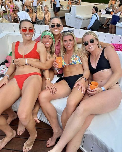 katie mccabe, jordan nobbs, caitlin foord, deirdre bradley, rebecca salicki Jordan Nobbs, Beauty And The Geek, Katie Mccabe, Caitlin Foord, Arsenal Ladies, Sporty Girls, Womens Football, Womens Soccer, Reality Tv