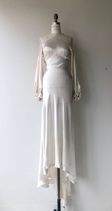 1930s Wedding Gown, 1930s Wedding, Silk Wedding Gown, Silk Wedding Dress, Unique Bride, Dupioni Silk, Dream Wedding Ideas Dresses, Antique Wedding, Deco Wedding