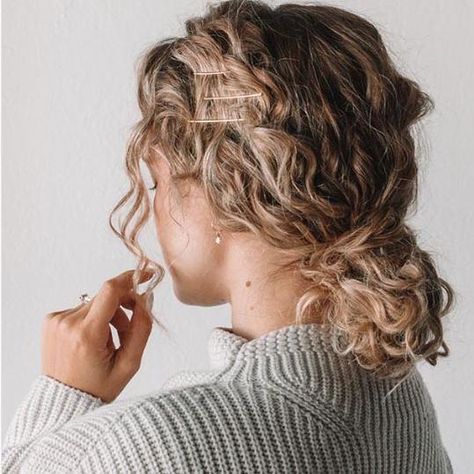 17 Beautiful Ways to Style Blonde Curly Hair #natural #curly #blonde #hairstyles #trends #southernliving Short Blonde Curly Hair, Hair Romance, Blonde Curly Hair, Blonde Curls, Scene Hair, Short Curly Hair, Natural Curls, Ponytail Hairstyles, Curly Hair Styles Naturally