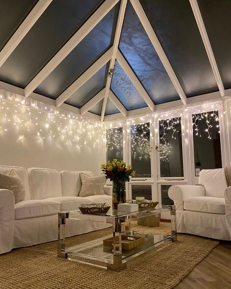 Christmas Decor Ideas For Conservatory, Christmas Conservatory Decoration, Conservatory Christmas Decorations, Decorate Conservatory Ideas, Christmas Conservatory Ideas, Conservatory Christmas Decor, Conservatory Fairy Lights, Conservatory Decor Cosy, Cosy Conservatory Ideas