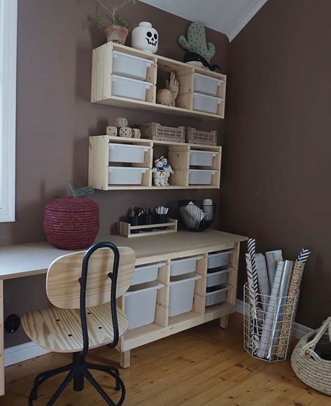 Här får ni följa: auf Instagram: „Förvaring-inspo 👈🏼en fantastisk konstellation att bygga Ikeas Trofast på. Allt från skrivbord/legobord med massa förvaringsmöjligheter! tack…“ Bedroom Inspiration Grey, Trofast Ikea, Ikea Trofast, Playroom Storage, Lego Room, Toy Rooms, Boy Bedroom, Big Boy Room, Nursery Room Decor