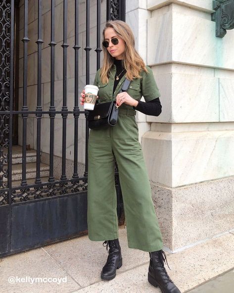 Jumpsuit Outfit Utility, Jumpsuit Women Casual, Utility Jumpsuit Outfit Winter, Olive Green Jumpsuit Outfit Casual, Styling Utility Jumpsuit, Green Denim Jumpsuit Outfit, Utility Outfit Street Styles, Black Utility Jumpsuit Outfit, Black Dungarees Outfit Winter