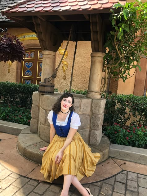 Dapper Day Disneyland Outfits, Snow White Disney Outfit, Universal Bound Outfits, Fun Halloween Costumes For Women, Snow White Inspired Outfit, Snow White Disneybound, Dapper Day Disney, Easy Disney Costumes, Epcot Germany