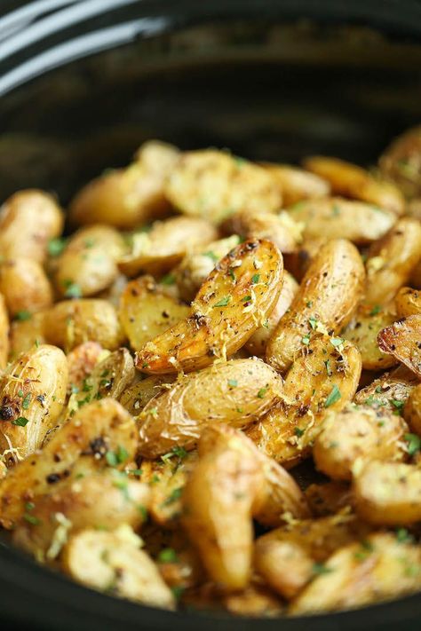 Slow Cooker Greek Potatoes - Buttery crisp-tender potatoes with olive oil, garlic, lemon and oregano. Made so easily in the crockpot - less than 5 min prep! Yummy Potatoes, Lemon Roasted Potatoes, Greek Potatoes, Lemon Potatoes, Olive Oil Garlic, Supper Ideas, Crockpot Cooking, French Dishes, Healthy Sides