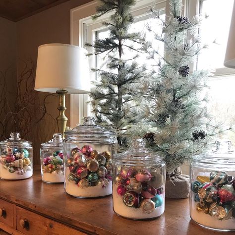 jars of old ornaments / @thenewcountryhome Creative Display Ideas, Christmas Ornament Ideas, Shiny Brite Christmas, Retro Christmas Decorations, Ornament Ideas, Creative Display, Shiny Brite, Christmas Porch, Christmas Past