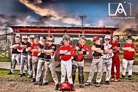 Team photo idea Baseball Team Pictures Poses, Team Photo Ideas, Baseball Team Pictures, Team Picture Poses, Baseball Poses, Sports Team Photography, Ball Pictures, Team Mom Baseball, Baseball Pics