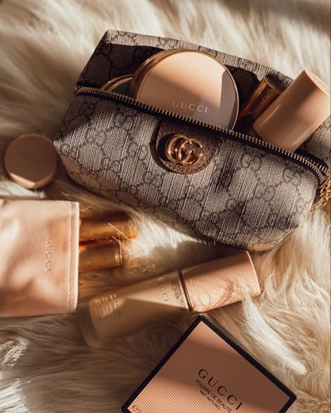 Gucci Makeup, Expensive Makeup, Handbag Hardware, Makeup Aesthetic, Inside Bag, Cosmetics Bag, Classy Aesthetic, Luxury Aesthetic, Luxury Makeup