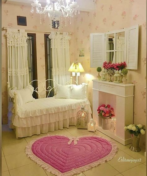 Kawaii Daybed, Coquette Daybed, Day Bed Aesthetic, Shabby Chic Daybed, Daybed Aesthetic, Wealthy Woman, Coquette Room, Pink Room Decor, Relaxation Room