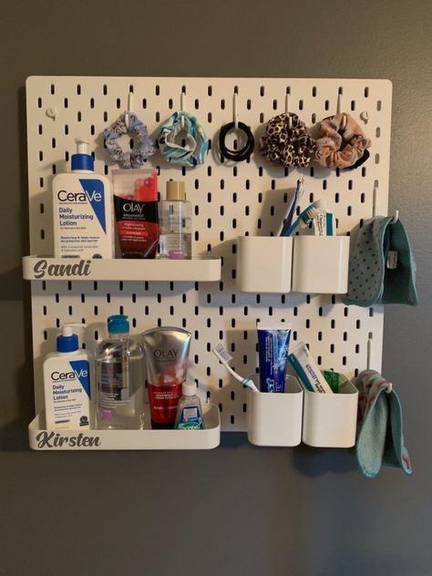 Read how to hang an ikea pegboard with command strips. This is a perfect solution for a dorm room where you can't drill holes in the walls. Command Wall Shelf, Command Shelves, Skådis Ikea, Ikea Pegboard, Cucumber Trellis Diy, Trellis Diy, Boho Yarn, Cucumber Trellis, Pegboard Organization