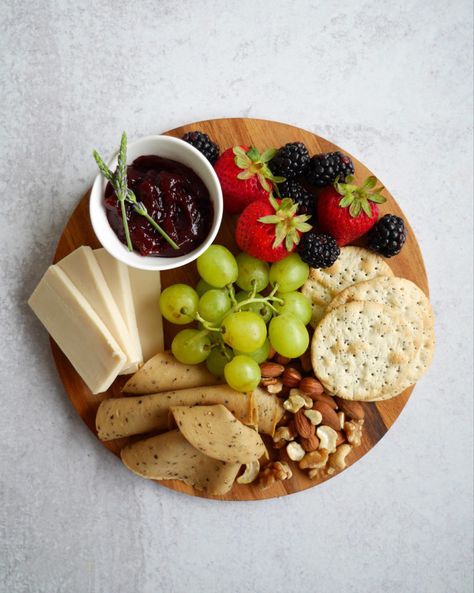 How To Make A Vegan Charcuterie Board - Waz Wu Vegan Charcuterie Board Ideas, Charcuterie Vegan, Vegan Charcuterie Board, Vegan Cheese Boards, Vegan Picnic, Christmas Vegan, Toasted Crostini, Cheese Alternatives, Charcuterie Board Ideas