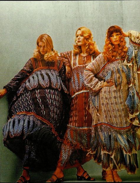 1970saesthetic: Kaftans by Zandra Rhodes photographed by Norman... Moda Disco, Patti Hansen, Zandra Rhodes, Fashion 1970s, 60s 70s Fashion, Estilo Hippy, Style Converse, Fashion 70s, Three Women