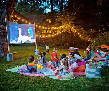 Sommer Heim Kino draussen im Garten - fantastisch *** Outdoor movie night in your backyard Summer Movie Night, Staycation Ideas, Summer Staycation, Backyard Movie Nights, Backyard Movie, Movie Night Party, Summer Movie, Backyard Camping, Pool Noodle