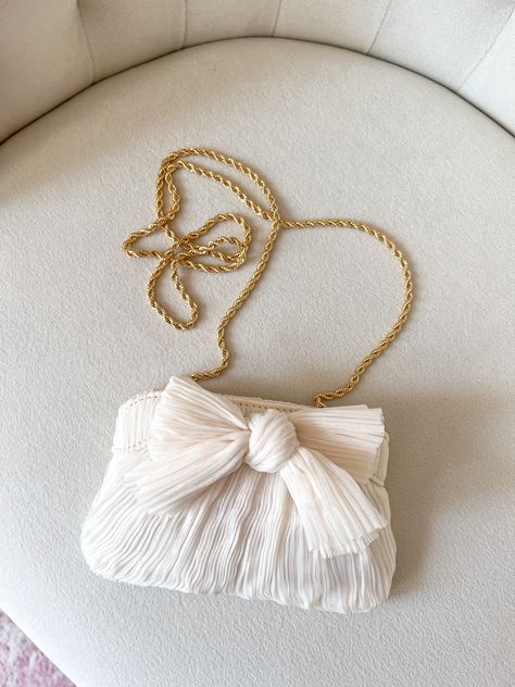 #bridal #bridalaccessories #bridetobe #bridalshoweraccessories #bridalclutch Bridal Bow, Bridal Clutch Bag, Bow Clutch, Bridal Bag, Bridal Clutch, Mini Bows, Bridal Accessories, Clutch Bag, Frame