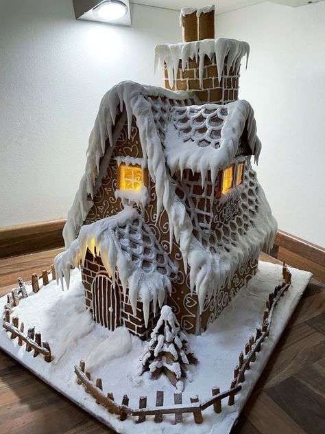 Gingerbread House Glass Windows, Gingerbread Mansion Ideas, Extravagant Gingerbread House, Fancy Gingerbread Houses, Ginger Bread House Decor Ideas, Gingerbread House Inspo, Homemade Gingerbread House, Gingerbread House Ideas, Cool Gingerbread Houses