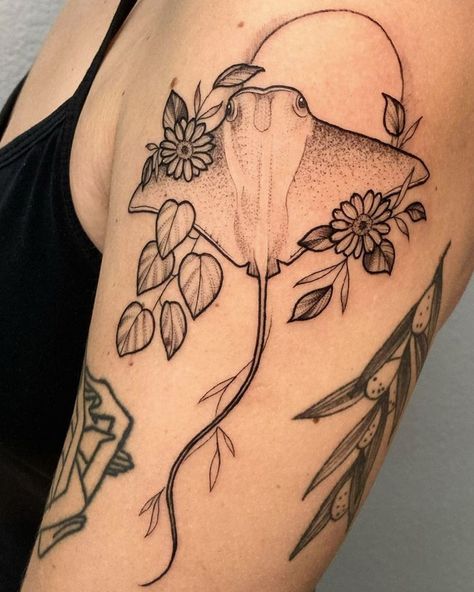 #tattoo #tattoos #inked #tattooart #tattooed #tattooideas #tattoodesign #tattooinspiration #tattoosleeve #tattooflash #inkedgirls #tattooedwomen  #InkLaughs  #TattooFails Manga Ray Back Tattoo, Ocean Knee Tattoo Ideas, Stingray Flower Tattoo, Stingray Tattoo Arm, Realistic Stingray Tattoo, Southern Stingray Tattoo, Black And White Ocean Tattoo, Cow Nose Stingray Tattoo, Cownose Stingray Tattoos